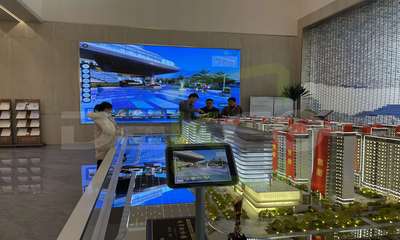iPad平板投屏LED大屏显示应用在房地产售楼中心户型展示，支持全屏显示